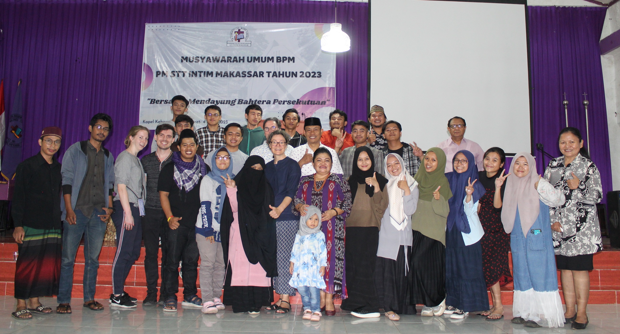 Panitia Perayaan PASKA STT INTIM melaksanakan buka puasa bersama dengan masyarakat bajidakka
