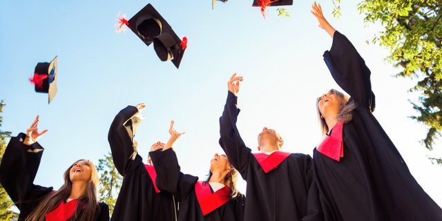 selain-bunga-4-kado-ini-bisa-buat-hadiah-wisuda-170914x.jpg